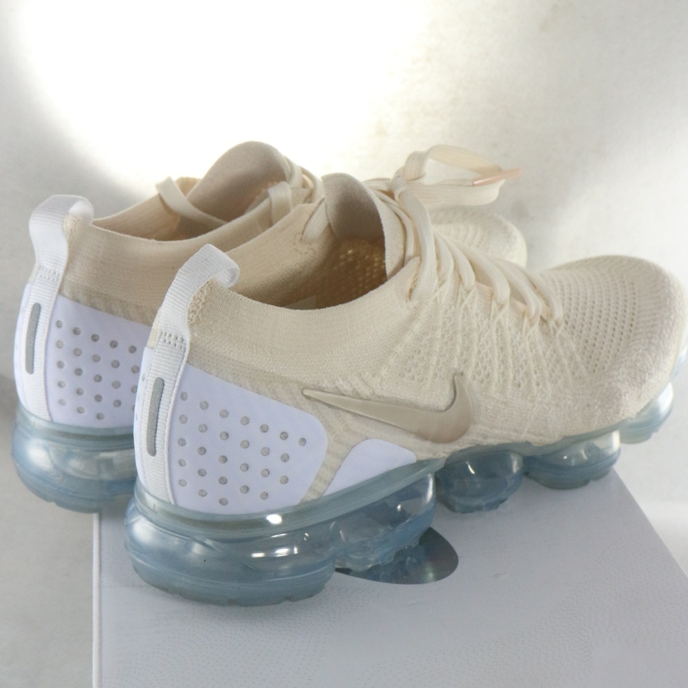 SOLD Nike W Air Vapormax Flykinit 2 'Light Sneaker - Picture 4 of 8